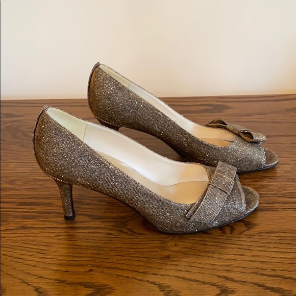 Stuart Weitzman Bowover Glitter Pumps - Picture 3 of 9